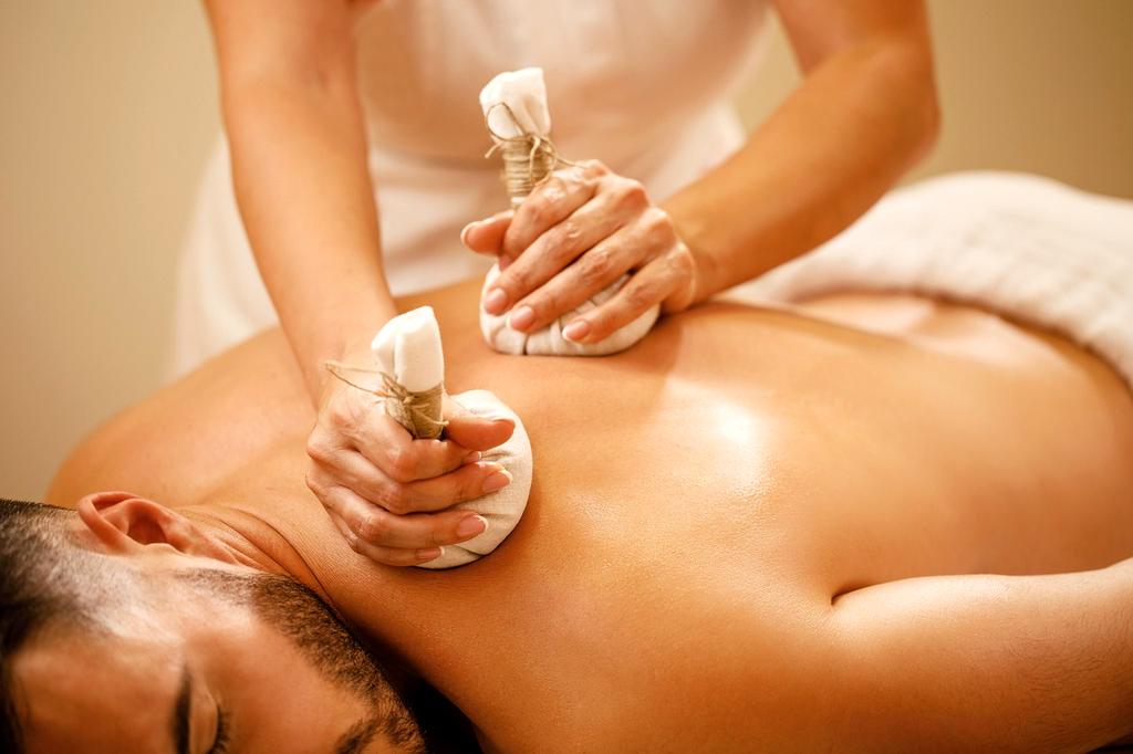 Contour Sculpt Massage with warm herbal compresses